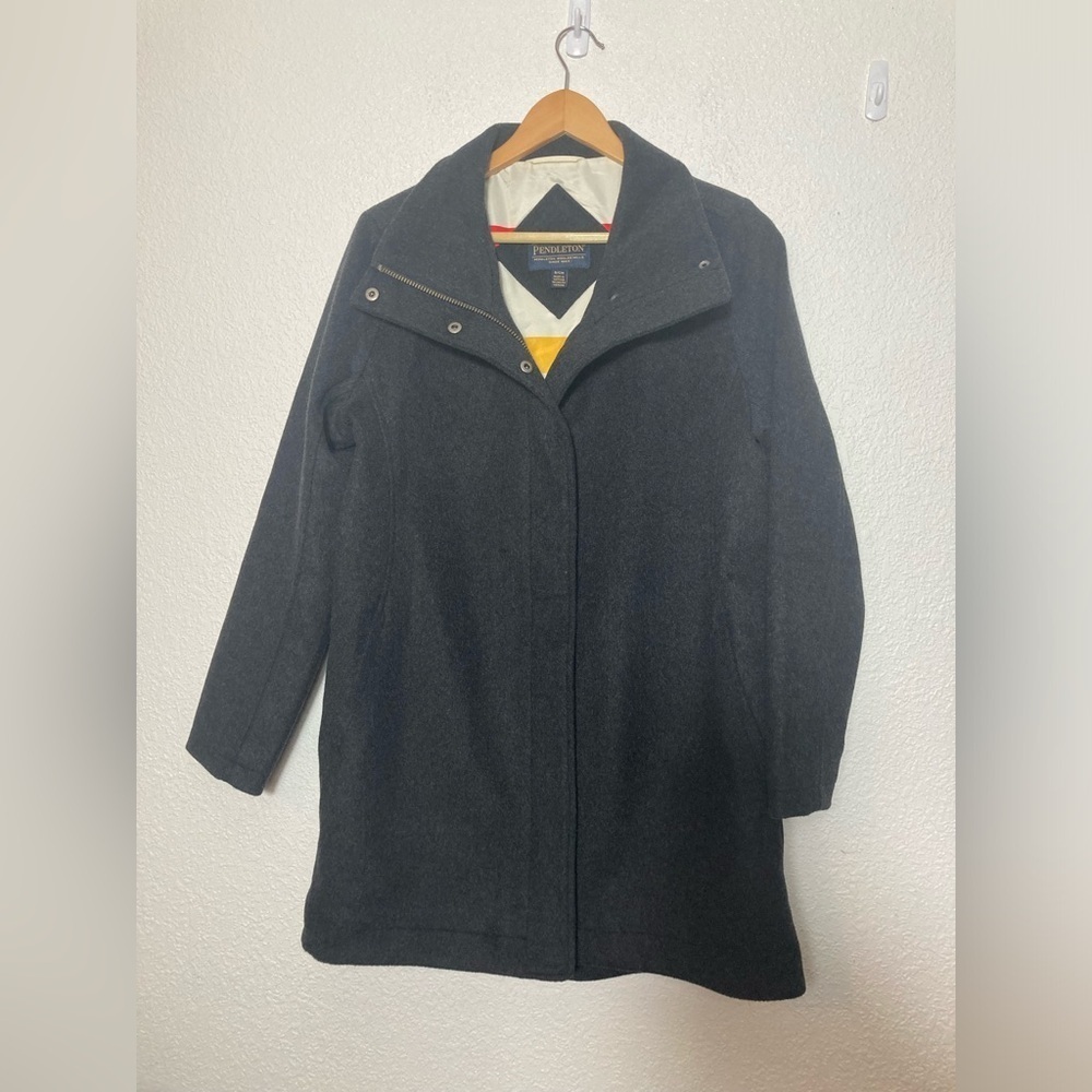 Pendleton wool blend coat Women’s size small charcoal gray striped interior